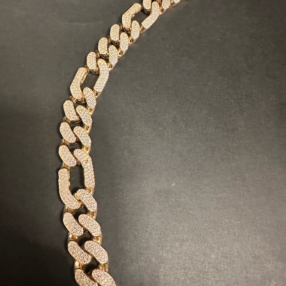 26 inch 
14 karat gold 
Cuban Link 
13 mm 
73.81 gram - Picture 3 of 8